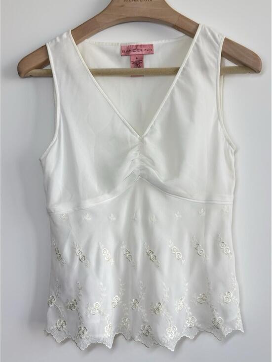 Bandolino Tops - Bandolino White Embroidered Floral Tank Top Size 6 Y2K Cottagecore Side Zip